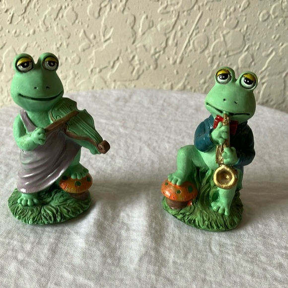 Koreano: Frog Musician Resin Figurines- violin/saxophone - Picture 1 of 16